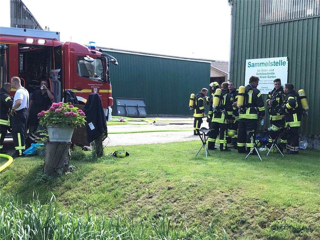 Die Einsatzleute versorgen sich wegen des brennenden Düngemittels mit Atemschutz...