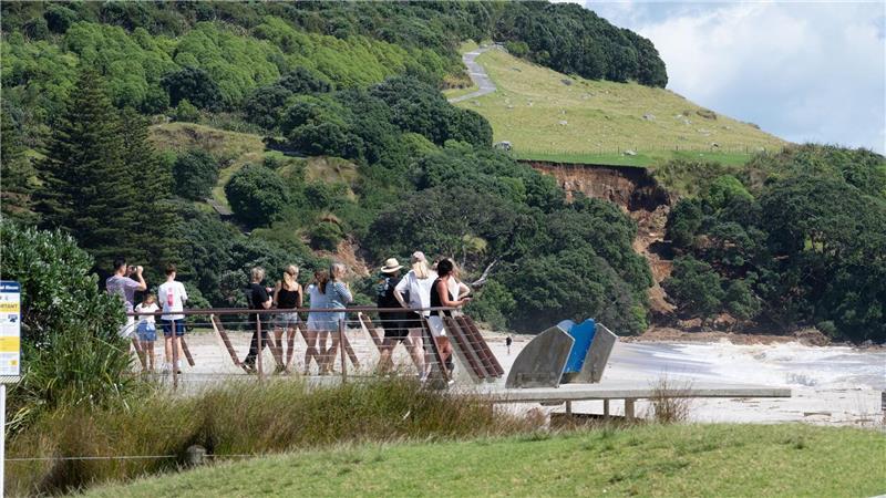 Die Einsatzteams suchen weiter unermüdlich nach Überlebenden.