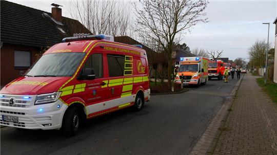 Die Einsatzwagen reihten sich in der Abbenflether Hafenstraße.
