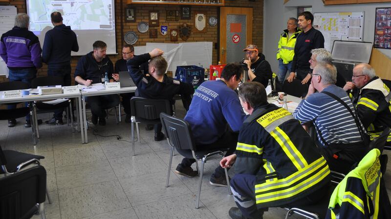 Vermisster Sechsjähriger: Überwachungskamera zeigt Arians Verschwinden Die Einsatzzentrale befindet sich im Feuerwehrgerätehaus.