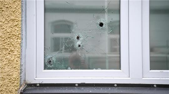 Die Einschusslöcher am Fenster sind deutlich: In Bremerhaven-Lehe wurde in der Nacht auf Donnerstag auf eine Kneipe gefeuert.