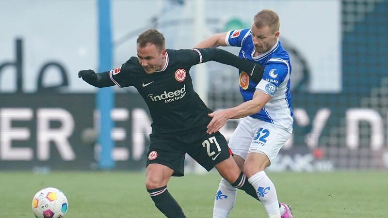 Eintracht verschenkt Punkt beim 2:2 im Derby in Darmstadt Die Eintracht um Mario Götze (l) musste sich trotz 2:0-Führung mit einem Remis in Darmstadt zufrieden geben.