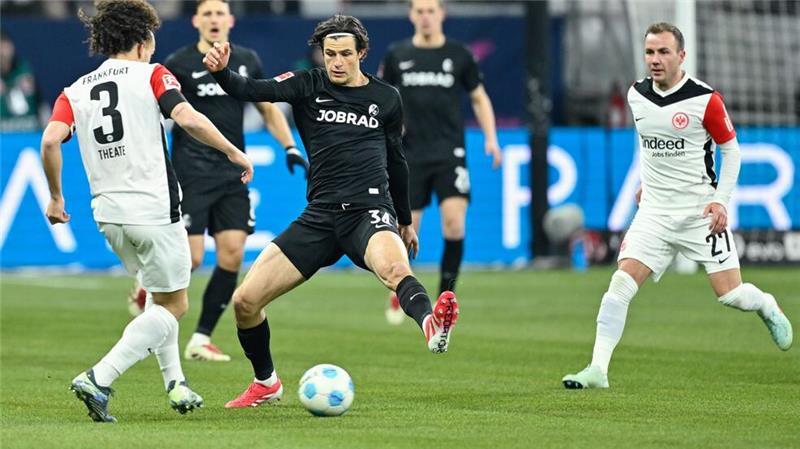 Glanz vor dem Abschied: Marmoush trifft und serviert Die Eintracht (weiß) hatte über weite Strecken des Spiels den Ball.