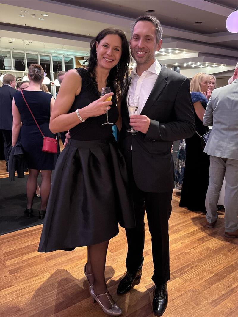 Schick in Schale: Zehn Geschichten von der 1. Stader Ballnacht Die Eintrittskarte war ein Geburtstagsgeschenk für ihn: Swenja Tietjen und Tim Schaefer aus Stade genossen ihre erste Stader Ballnacht.