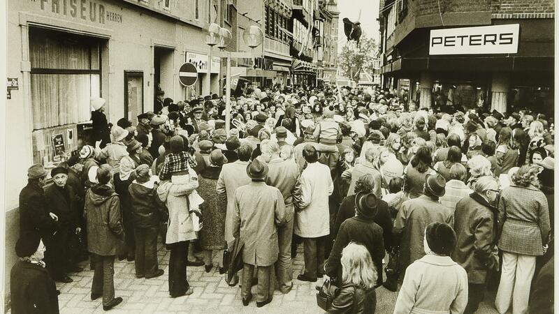 Die Einweihung der Sattelmacherstraße als Fußgängerzone lockte 1974 zahlreiche Menschen in die Stadt. Über der Straße hing ein Sattel als Hingucker.