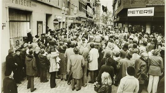 Die Einweihung der Sattelmacherstraße als Fußgängerzone lockte 1974 zahlreiche Menschen in die Stadt. Über der Straße hing ein Sattel als Hingucker.