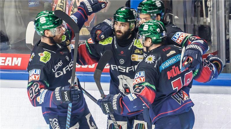 Die Eisbären Berlin hatten auch im zweiten DEL-Finale gegen Mannheim mehrfach Grund zum Jubeln – hier nach dem 2:0 von Liam Kirk (2.v.l.).