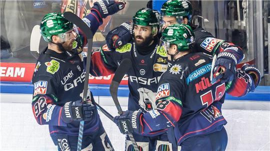 Die Eisbären Berlin hatten auch im zweiten DEL-Finale gegen Mannheim mehrfach Grund zum Jubeln – hier nach dem 2:0 von Liam Kirk (2.v.l.).