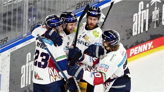 Die Eisbären Berlin können auch im vierten Halbfinale gegen Mannheim einen Sieg bejubeln und stehen erneut im DEL-Finale.