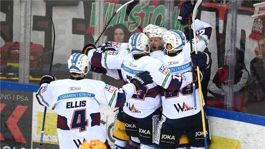 Die Eisbären machten mit einem 2:0 in Bremerhaven den zehnten Meistertitel perfekt.