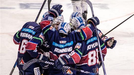 Die Eisbären setzten sich im vierten Finalspiel gegen Bremerhaven mit 4:1 durch.