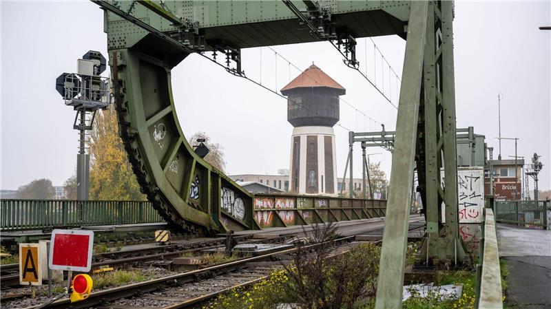 Die Eisenbahn-Klappbrücke ist rund 70 Jahre alt.