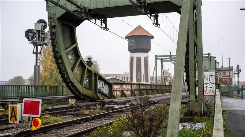 Die Eisenbahn-Klappbrücke über die Hunte in Oldenburg gilt als Nadelöhr für den Bahnverkehr im Nordwesten. (Archivbild)