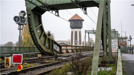 Die Eisenbahn-Klappbrücke über die Hunte in Oldenburg gilt als Nadelöhr für den Bahnverkehr im Nordwesten. (Archivbild)