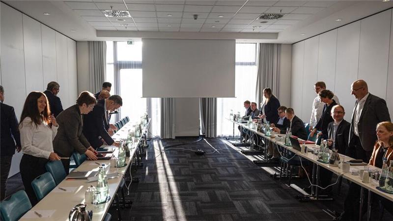Die Eisenbahn- und Verkehrsgewerkschaft (EVG) und die Deutsche Bahn treffen sich zur zweiten Verhandlungsrunde in Berlin.