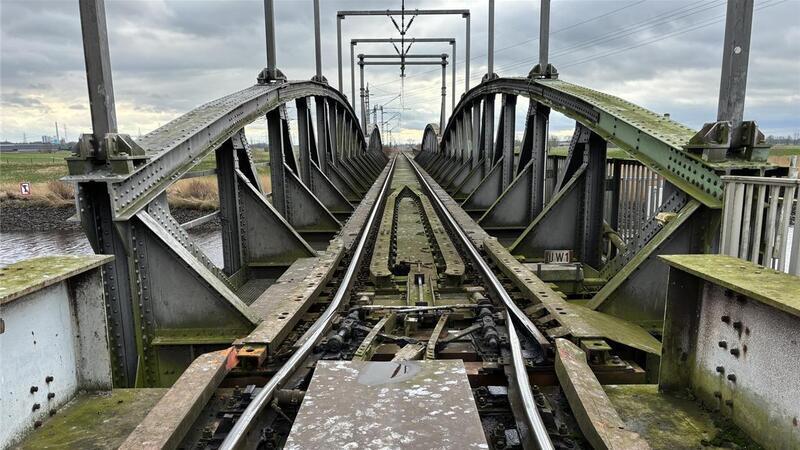Die Eisenbahnbrücke ist durch die Kollision schwer beschädigt worden. Gleise sind verbogen, die Unterkonstruktion hat sich durch die Wucht, mit der das Binnenschiff aufgeprallt ist, verschoben.