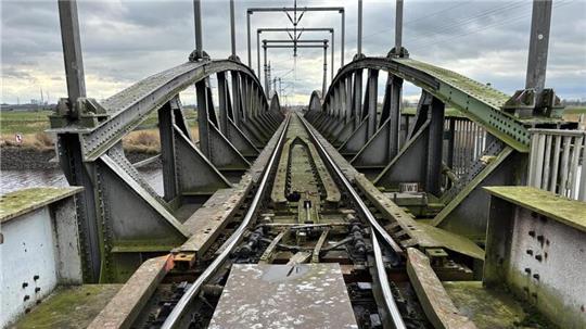 Die Eisenbahnbrücke ist durch die Kollision schwer beschädigt worden. Gleise sind verbogen, die Unterkonstruktion hat sich durch die Wucht, mit der das Binnenschiff aufgeprallt ist, verschoben.