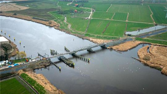 Die Eisenbahnbrücke über die Hunte in Elsfleth (Landkreis Wesermarsch), aufgenommen mit einer Drohne.