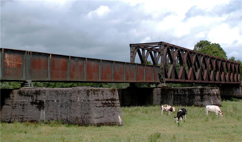 Die Eisenbahnbrücke über die Oste wurde 1945 von englischen Soldaten errichtet. Foto NEZ