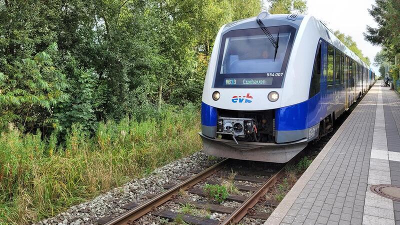 Die Eisenbahnen und Verkehrsbetriebe Elbe-Weser GmbH (evb) bedient mit ihren Zügen unter anderem die Strecke Bremerhaven – Cuxhaven.