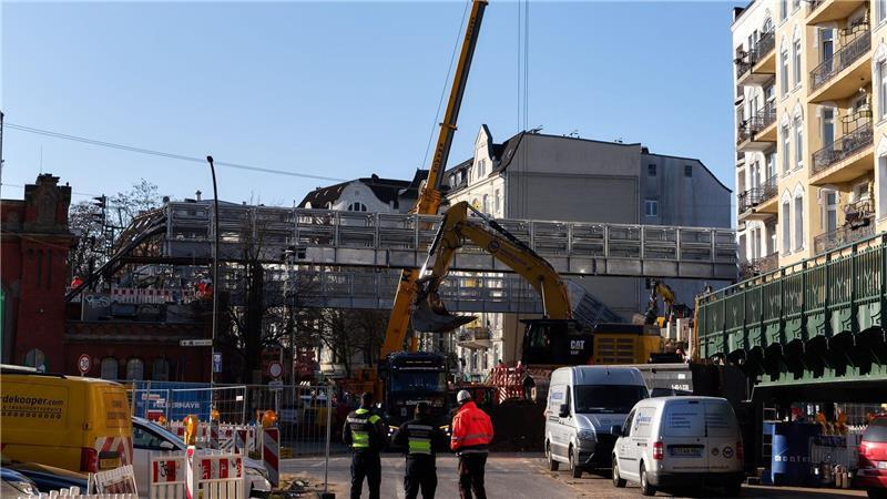 Die Eisenbahnüberführung ist Teil der Verbindungsbahn zwischen Hauptbahnhof und Altona, über die täglich rund 900 Züge rollen.
