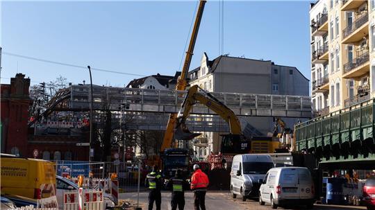 Die Eisenbahnüberführung ist Teil der Verbindungsbahn zwischen Hauptbahnhof und Altona, über die täglich rund 900 Züge rollen.