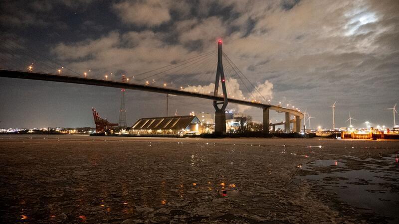 Die Eisschollen behindern die Hadag-Fähren im Hamburger Hafen.