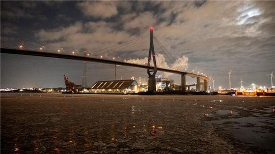 Die Eisschollen behindern die Hadag-Fähren im Hamburger Hafen.