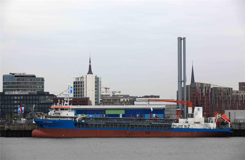 Die „Eke Möbius“ war der letzte auf der Sietas-Werft gebaute Saugbagger; hier liegt der Neubau nach der Taufe in der Hamburger Hafencity. Foto: Vasel