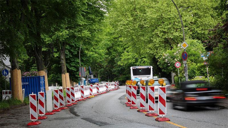 Die Elbchaussee war vorübergehend in beide Richtungen offen - nun wird sie wieder dichtgemacht. (Symbolbild)
