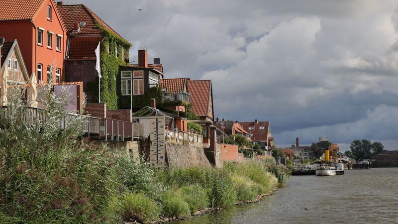 Die Elbe wird in den nächsten Tagen vermutlich den Elbuferweg überfluten. (Archivbild)