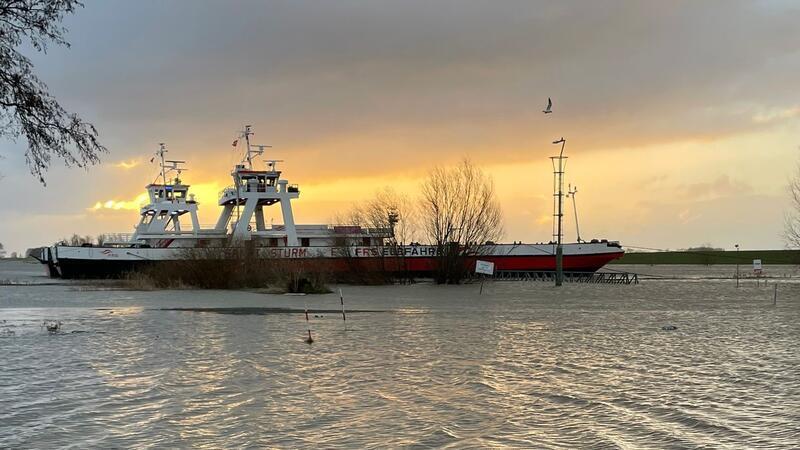 So wirbelt Sturmtief „Zoltan“ durch den Kreis Stade Die Elbfähre Glückstadt-Wischhafen fährt bis Freitagmittag nicht.