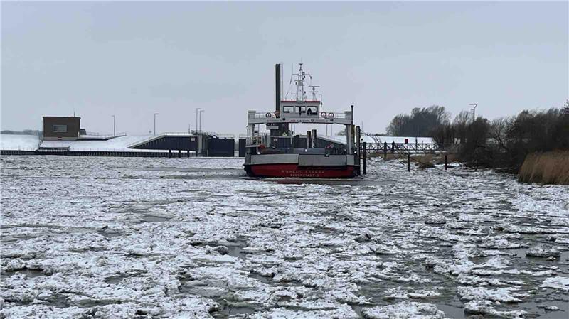Die Elbfähre Wischhafen-Glückstadt hat vorerst ihre Fahrten eingestellt.