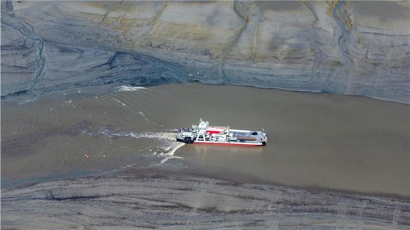 Die Elbfähre kämpft sich durch den Schlick.