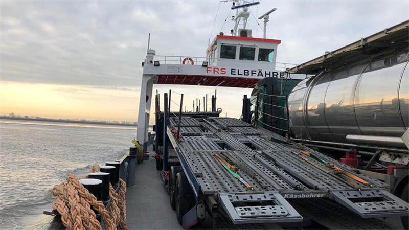 Die Elbfähre zwischen Wischhafen und Glückstadt pausiert wegen des Hochwassers am Dienstag voraussichtlich bis 14.30 Uhr.