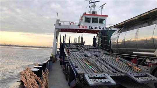 Die Elbfähre zwischen Wischhafen und Glückstadt pausiert wegen des Hochwassers am Dienstag voraussichtlich bis 14.30 Uhr.