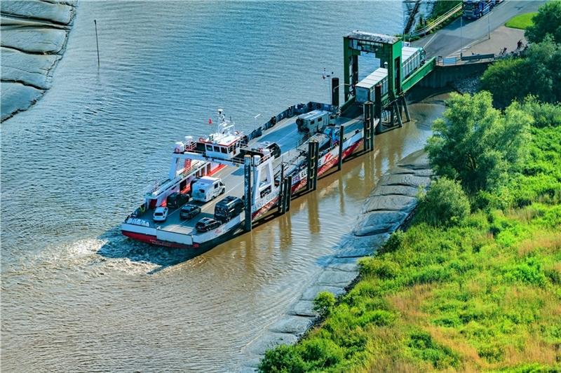 Die Elbfähre zwischen Wischhafen und Glückstadt wird an diesem Wochenende stark gefragt sein - der Elbtunnel ist gesperrt. Foto: Elsen