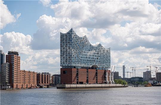 Die Elbphilharmonie im Hamburger Hafen. Für den Besuch der beliebten Aussichtsplattform in der Hamburger Elbphilharmonie könnte bald Eintritt fällig werden. Foto: Daniel Reinhardt/dpa