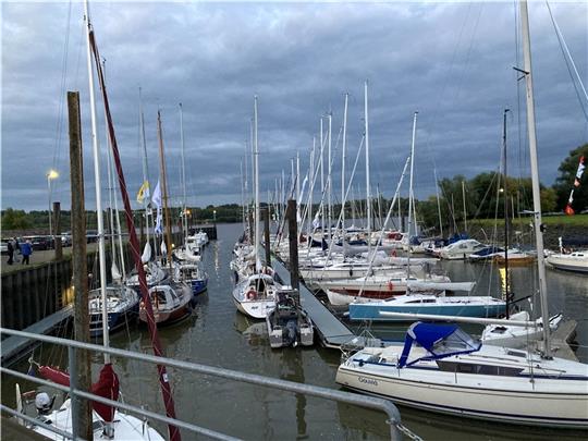 Die Elbvertiefung trifft auch die Wassersportler. 8800 Euro im Jahr kostet die Schlickbeseitigung im Hafen in Neuenschleuse. Foto: Vasel