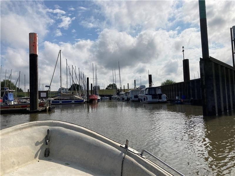 Die Elbvertiefung trifft auch die Wassersportler. 8800 Euro im Jahr kostet die Schlickbeseitigung im Hafen in Neuenschleuse. Foto: Vasel