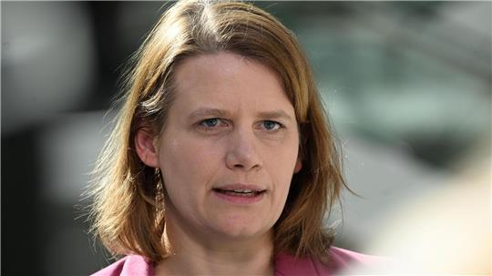 Die Elektromobilität brauche neuen Schwung – jetzt seien bessere Rahmenbedingungen gefragt, sagt Ministerin Julia Willie Hamburg. 
