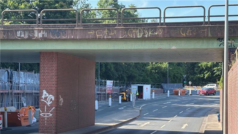Die Ellerbruchtunnel genannte Unterführung in Buxtehude gilt als die wichtigste innerstädtische Möglichkeit für den Autoverkehr, die Bahngleise zu queren.