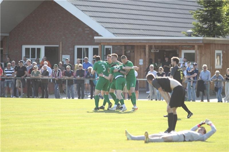 Die Elstorfer feiern den Klassenerhalt, während die Spieler des VfL Westercelle den Abstieg hinnehmen müssen. Fotos: Bröhan