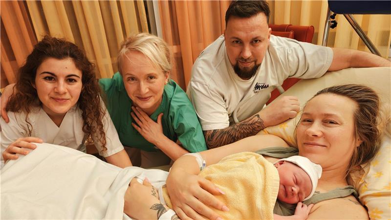 Die Eltern Judy und Tino freuen sich über die Geburt ihrer kleinen Lou Marie. Die Geburt des Neujahrsbabys wurde begleitet von (von links im Bild) Dienstärztin Francesca Maria Nicoletta Aru und Hebamme Johanna Schäfer.
