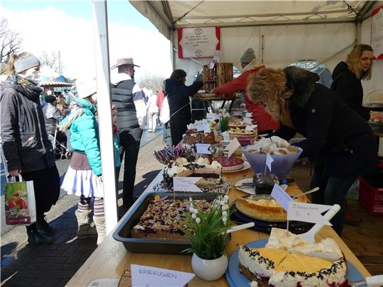Die Eltern der Kita „Moorwichtel“ verkauften selbst gemachte Kuchen und Torten zugunsten der Kita.