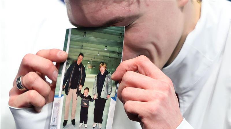 Die Eltern des Eiskunstläufers kamen vor einem Jahr bei einem Flugzeugabsturz ums Leben.
