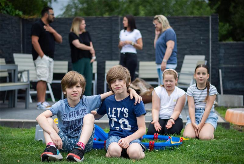 Die Eltern sind fassungslos über das Verfahren zur Schulauswahl: (hinten von links) Sandro Lopes Ribeiro, Sonja Henning, Gina van Hove und Katja Tiedemann mit ihren Kindern (vorne von links) Noel, Noah, Tylina und Meliah. Foto: Hartmann