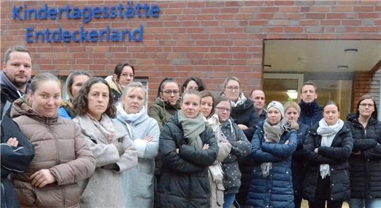 Die Eltern stehen vor der Kindertagesstätte der Börne in Harsefeld. Viele wissen ohne Nachmittagsbetreuung nicht mehr weiter. Fotos: Fehlbus