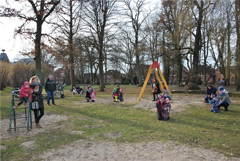Die Elterninitiative auf dem Spielplatz im Schlosspark , hinten links ist das Schloss zu sehen: Die altbackenen Spielgeräte sollen durch einen Märchenpark ersetzt werden. Treibende Kraft sind die drei Mütter Maike Bundt, Franziska Mannigel 