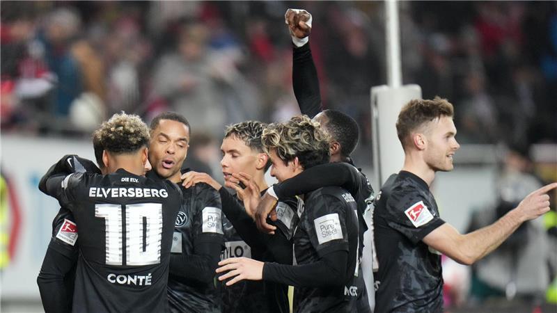 Die Elversberger feiern den Sieg in Kaiserslautern.